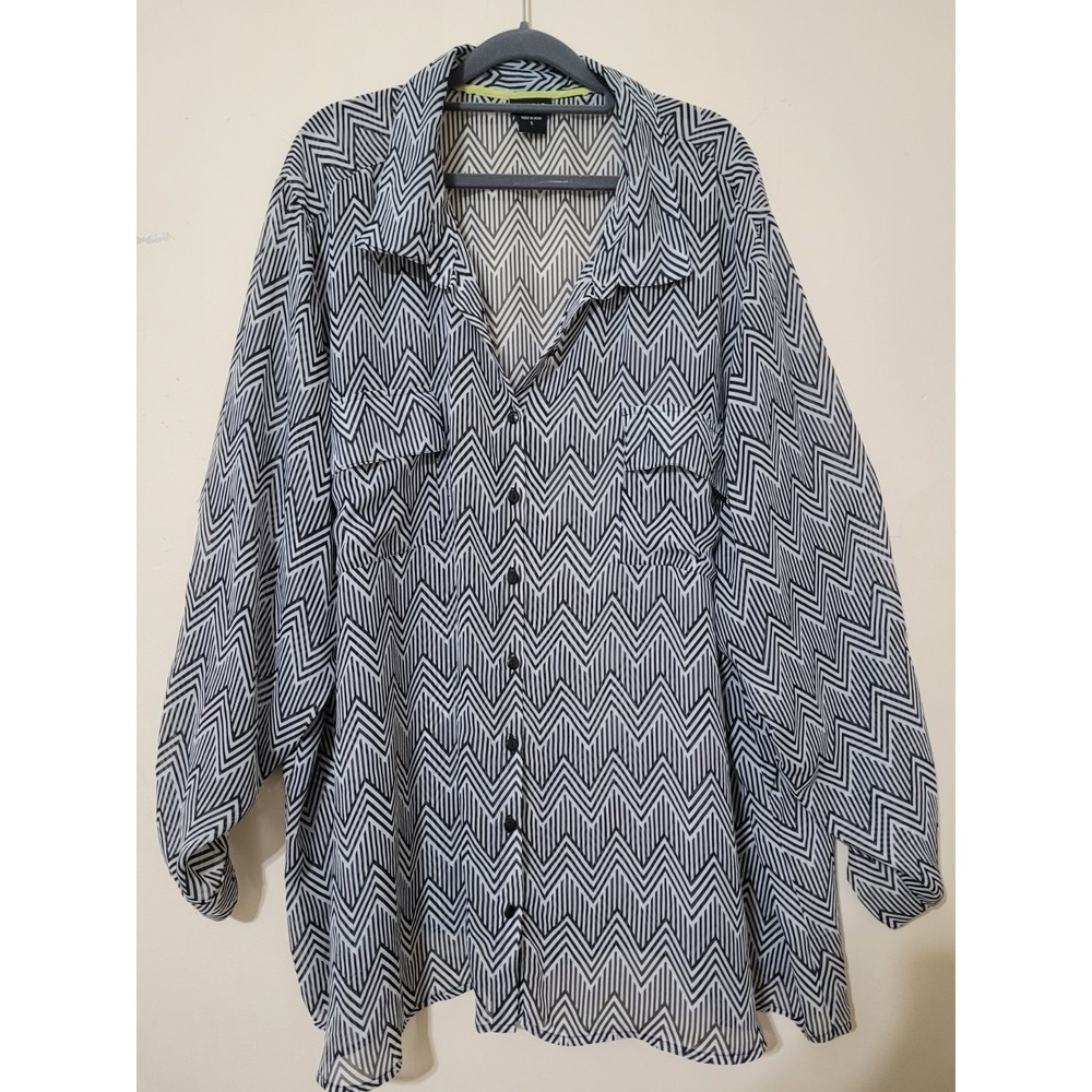 Torrid Button Up Sheer Blouse Top Womens Size 5X Black White Chevron Stripe